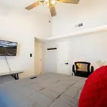Stylish Escape 3Bdrm With Fireplace
