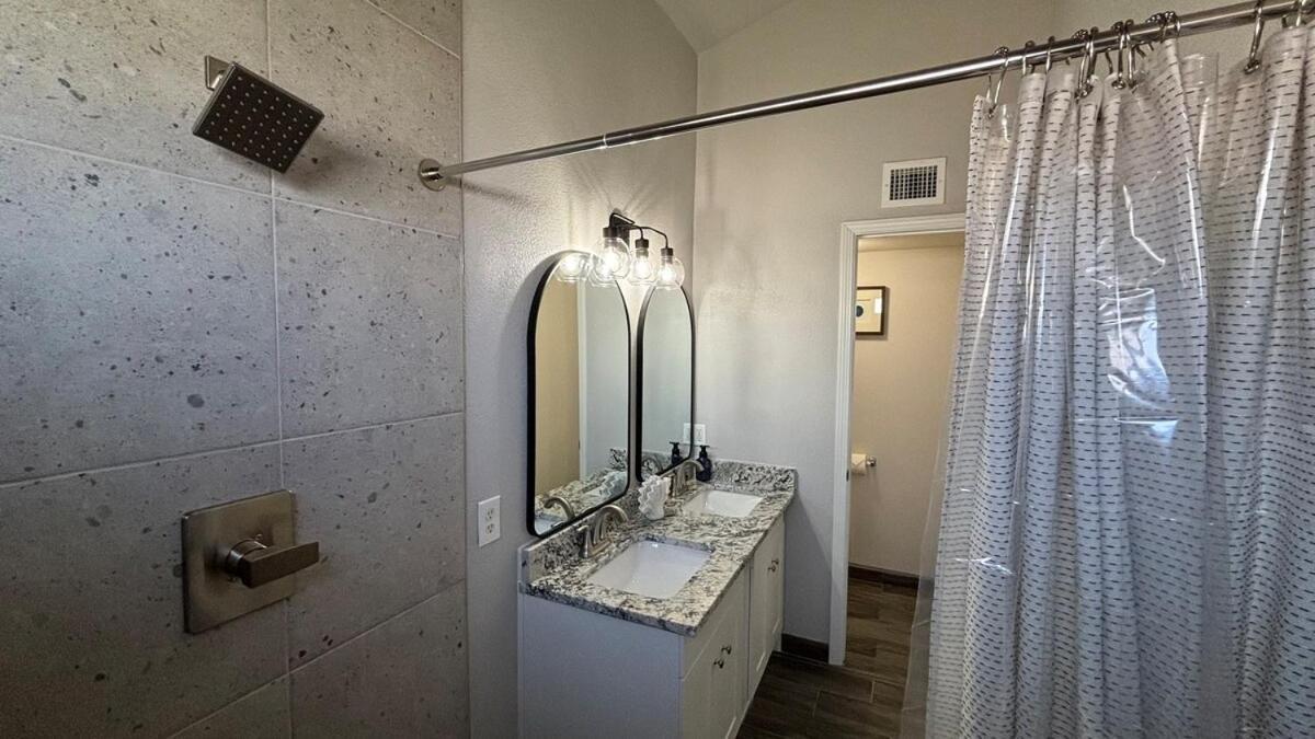 Stylish Escape 3bdrm With Fireplace